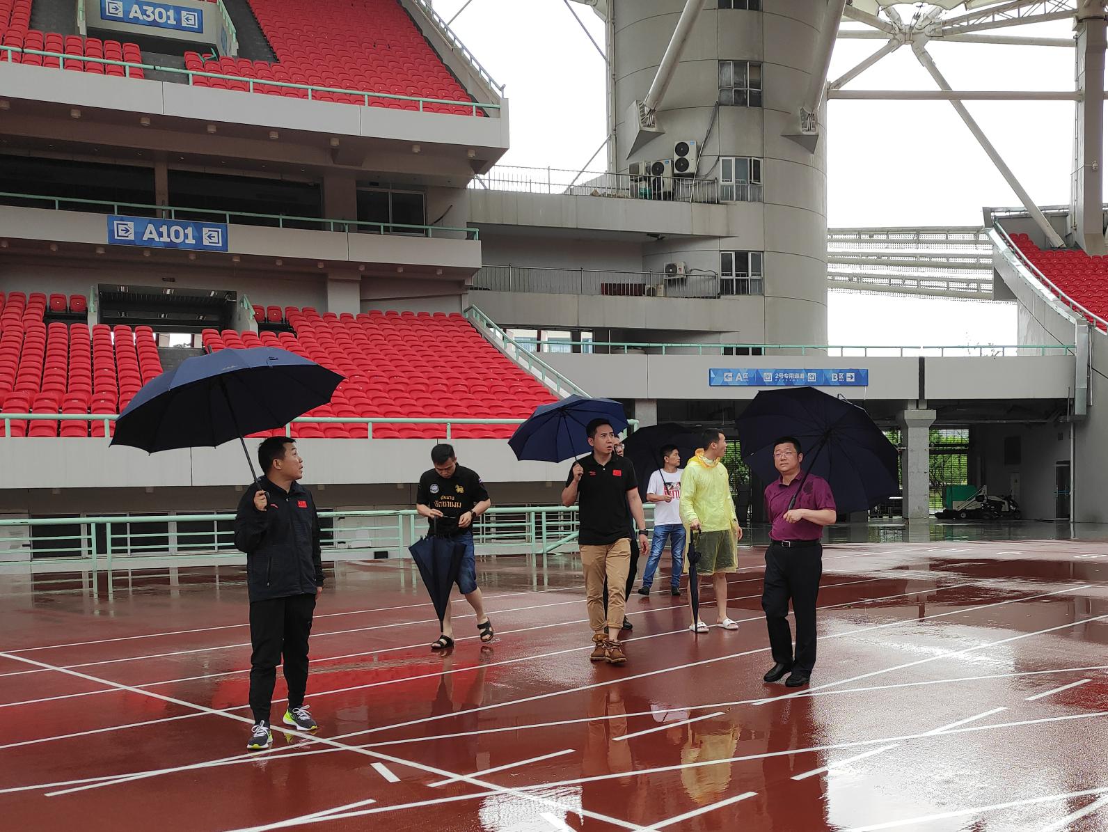 公司領(lǐng)導(dǎo)檢查暴雨防御及場館安全工作