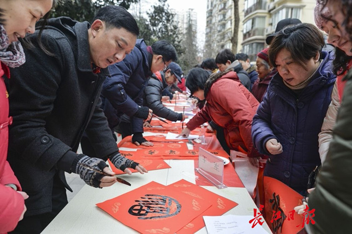 這一天，居民激動(dòng)了，第一次在社區(qū)里升國(guó)旗唱國(guó)歌(圖1)