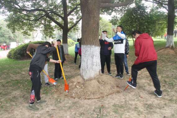 武漢體育中心走進(jìn)湯湖公園 開展“學(xué)雷鋒”樹木認(rèn)養(yǎng)科普活動(圖2)