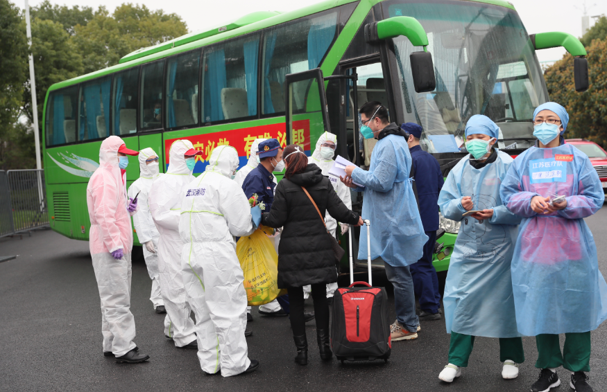 武漢體育中心方艙醫(yī)院迎來“出艙”高峰 164名患者康復出院 彭浩等領導慰問治愈患者(圖6)