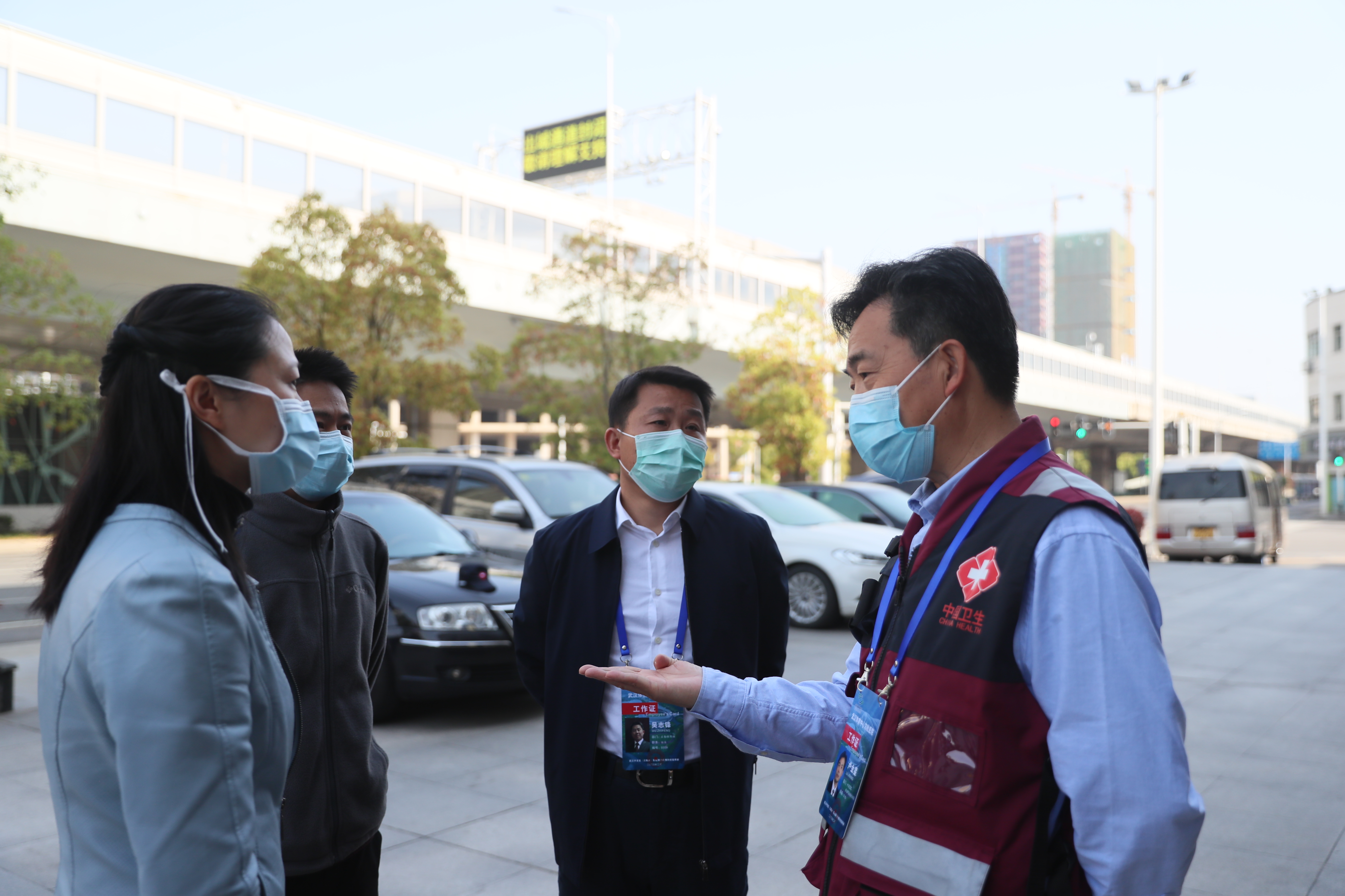 體育中心方艙醫(yī)院管理小組慰問國家疾控中心援鄂團(tuán)隊(圖6)