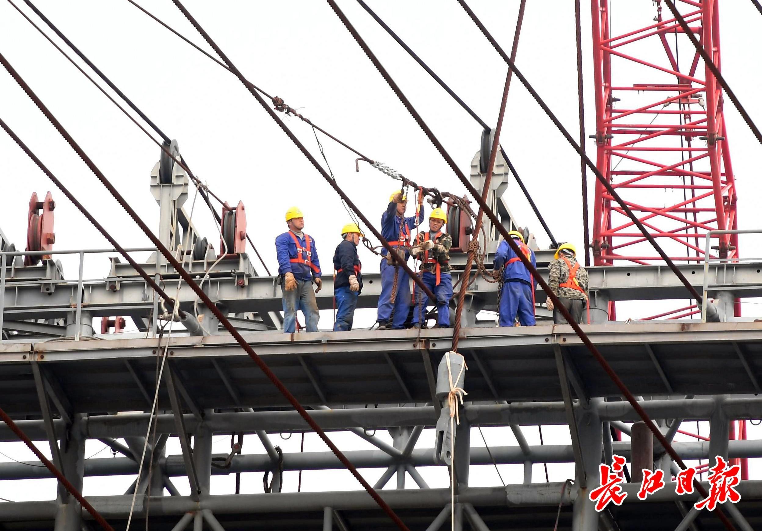 軍運(yùn)會(huì)開幕式“幕后英雄”威亞塔開始拆除，1500噸回收鋼材將建籃球場等(圖1)